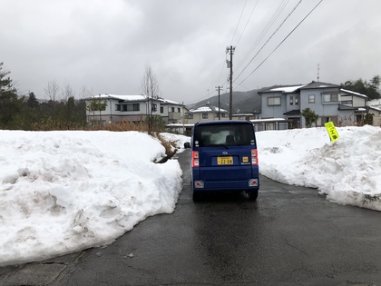 とある現場。この後このままナビの指示で300メートル進みましたが、雪で通行止。300メートル鬼バックする羽目になりました（笑）