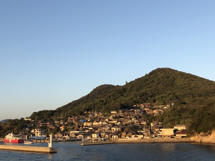 高松の向け出航するフェリーから見る男木港と男木島